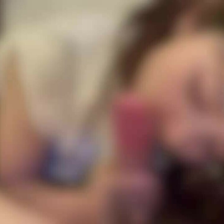 40歳の人妻熟女の濃厚不倫フェラ動画です。この方はとにかくおちんぽが大好きらしく、カメラを向けてもノリノリでくまなく丁寧