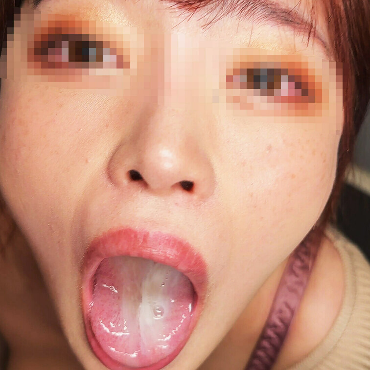 【トイレ連れ込みフェラ/個人撮影】Ｒちゃん（25）

某SNSで引っかけた女の子とプチ交縁。トイレに連れ込んでおしゃ