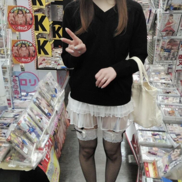 2016年3月頃の写真です！
アダルトショップでのチラ見せ・プチ露出です！
最初の頃なので、恥ずかしがって、なかなか