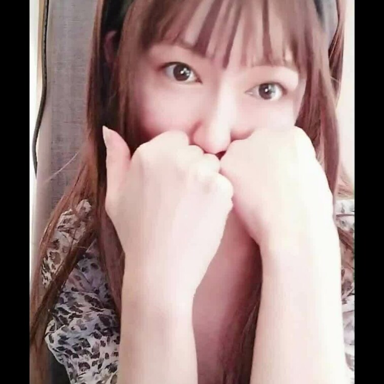表情の練習
・・・・と、しておきます
リボンをつけたくなって、変な服についてたのを取り、何と💦ヘアピンがなかったから