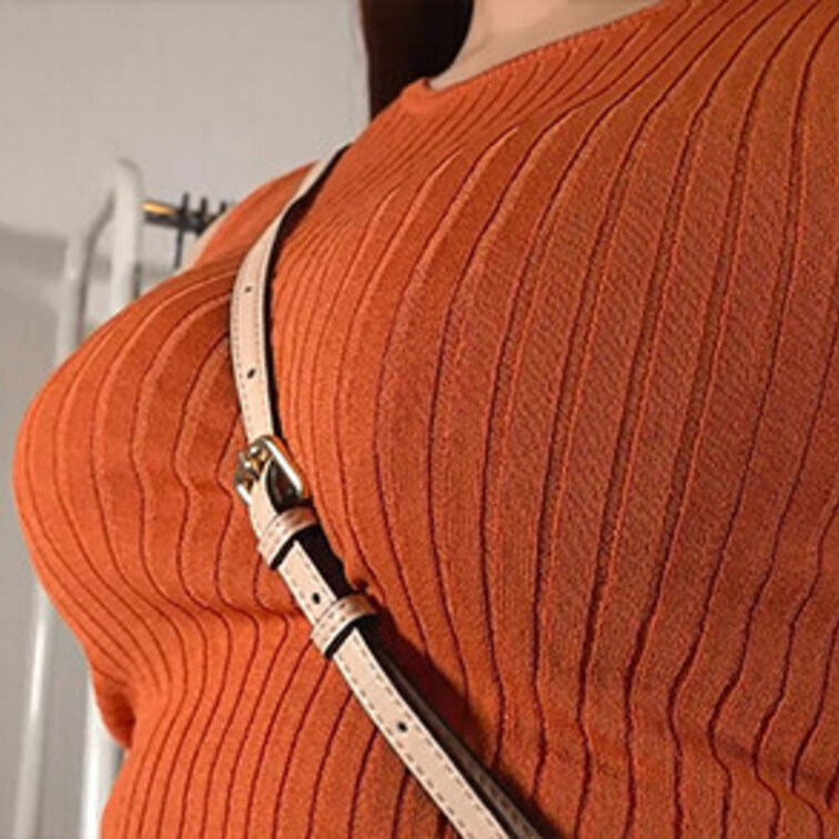 ノースリーブのニットセーターを着た巨乳○○○は、こんなにエロい！

敏感巨乳○○○のノースリーブ試着
（1）バスト