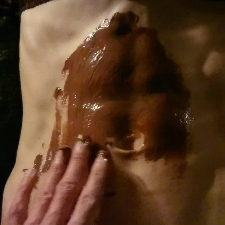バレンタイン企画
『腹筋美女のお腹にチョコレートを塗りたくって板チョコにしてみた』