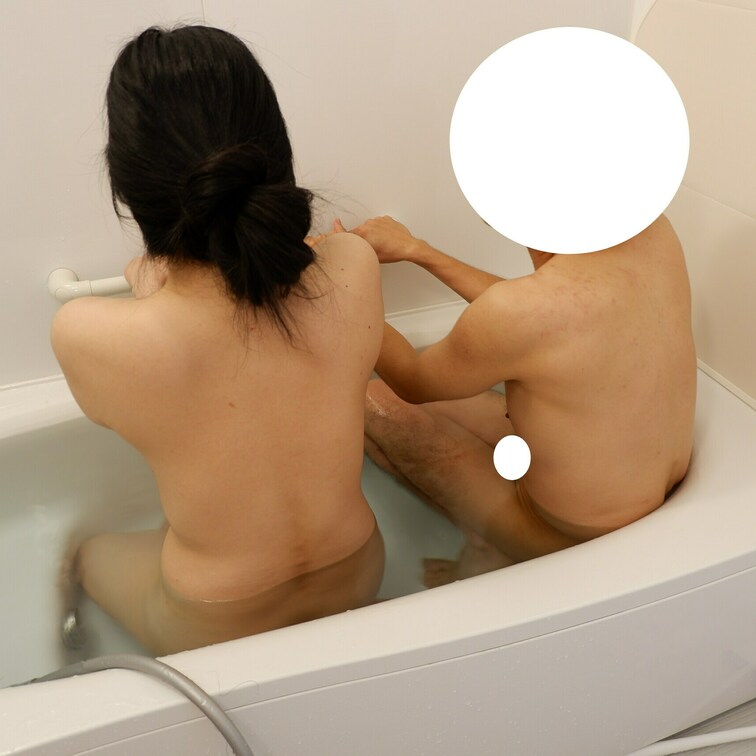 みずきさんとのパーティーの時の混浴です。一般男性が入浴してます。定額プラン「黒髪ヌーディストみずき」で彼女のすべてが見ら