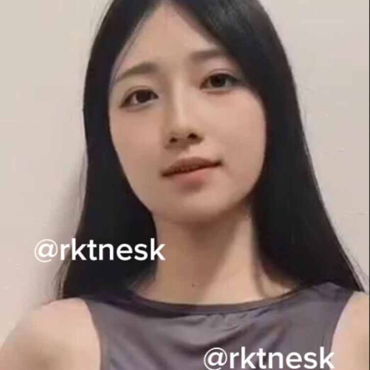 タンクトップを捲ると…