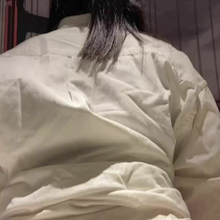 しゃがんだ状態で屁っていいですよね！！！
良い音響かせてくれました！

おなら3発収録です！
