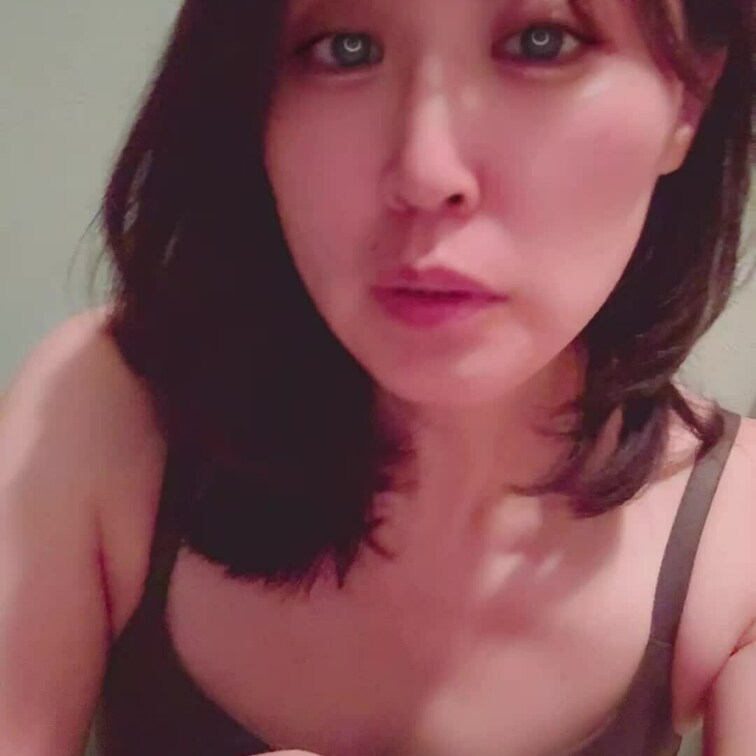 今夜は友人が泊まりに来ちゃって
別のお部屋で声を殺してオナニーしちゃった🩷
だって我慢できなかったんだもん😣

