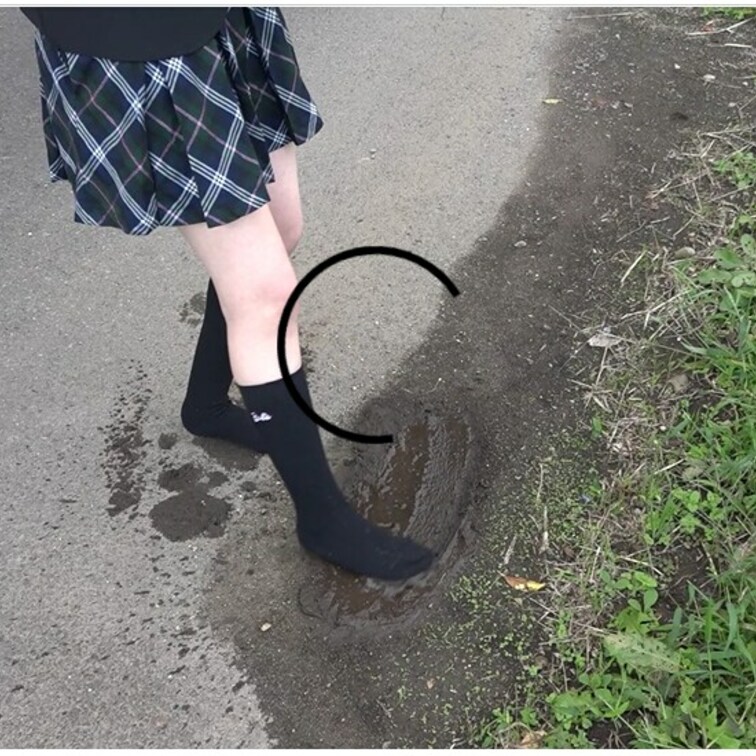制服の黒のソックスを泥で汚す