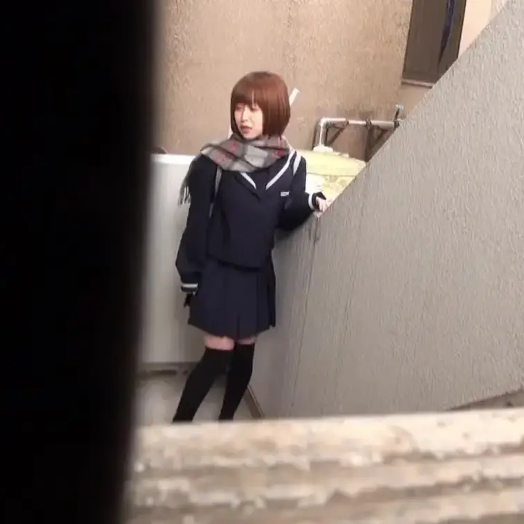 雑居ビルで生パンツを売ってもらうところを映しました。
デジカメで写真を撮りながらやってますが、動画で隠し撮りしているこ