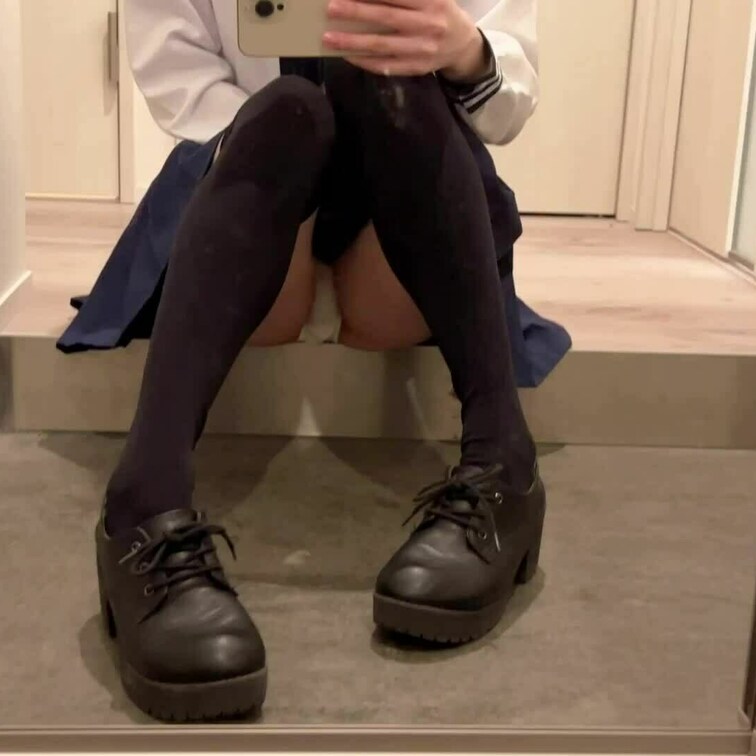 セーラー服で鏡を見ながら…