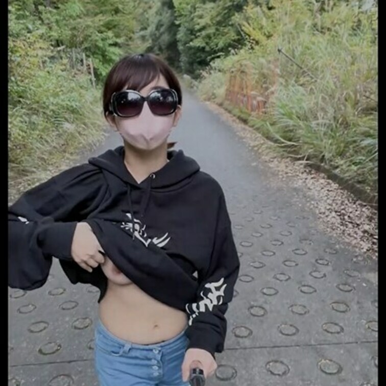 道路を自撮り棒もってオッパイ見せながら撮影しました
好きな露出動画があったら撮影するのでコメントで教えてね
