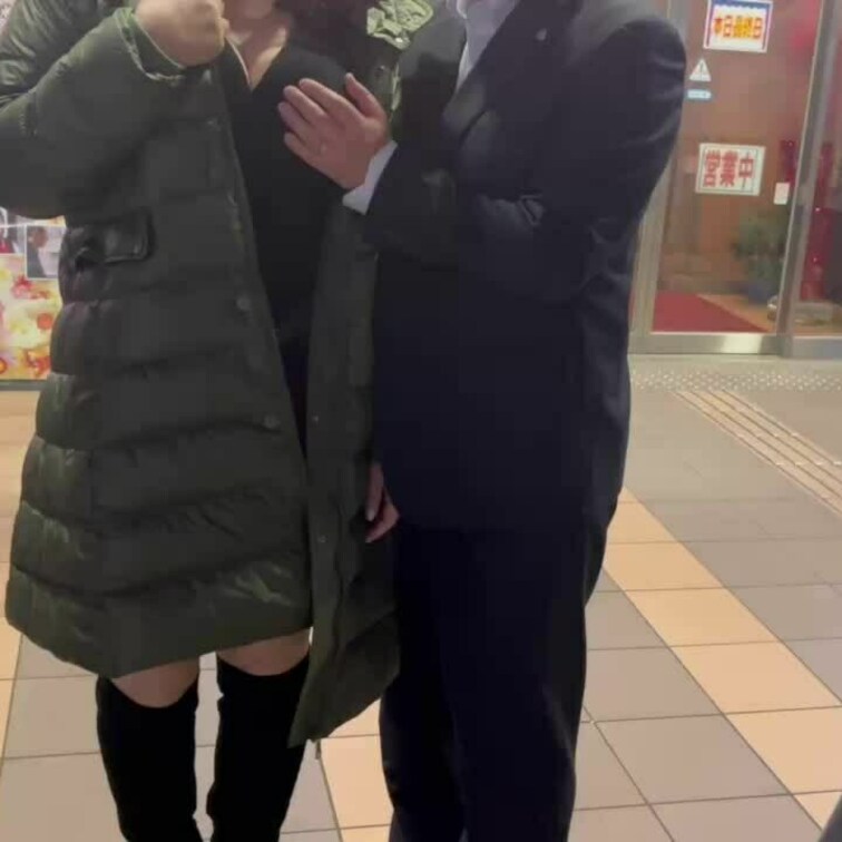 私達だと見破り館内で声掛けてくれた男性と
映画館を出たあとに記念撮影
年末で沢山の人が目の前を横切る中で
巨乳を揉