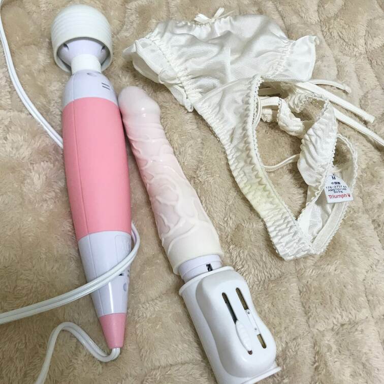 昨日オナしときの事後写真🤭
Tバックずらしながら挿入して声沢山出して気持ち良かった💕