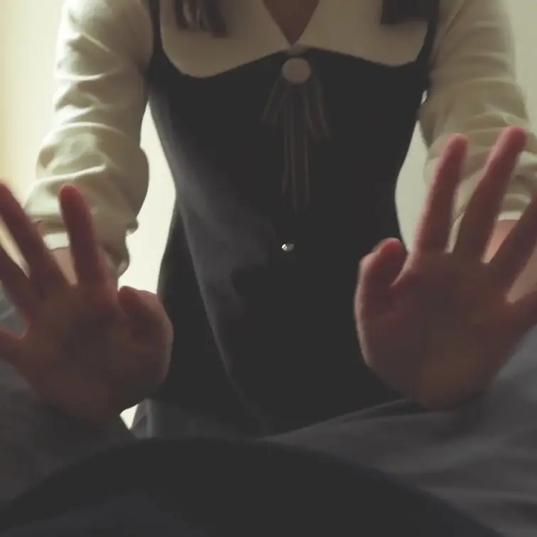 妻の手コキで精液をぶちまける動画です。

軽イキしたのち限界まで追い込まれ、最後はドクドクと白濁が噴き出す大量射精の