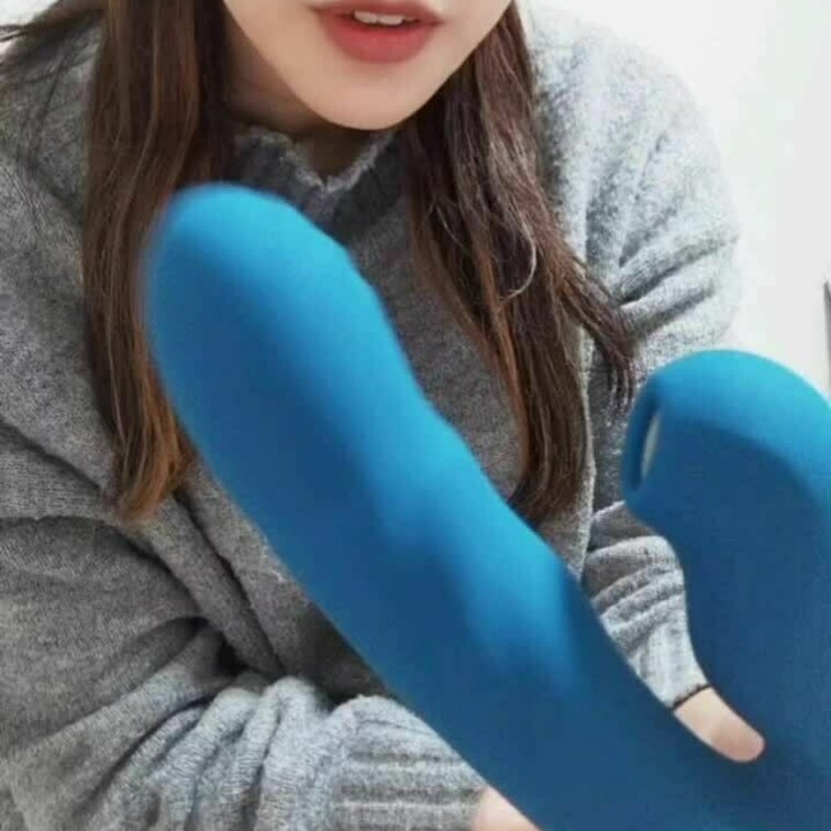 例のバイブで潮ふきオナニー