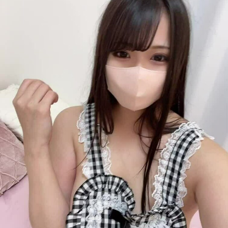 裸エプロンで撮影中。こんな格好でお料理したら、油ハネが全然防げないと思いますが、写真や動画にすると少しでも可愛く見えるで