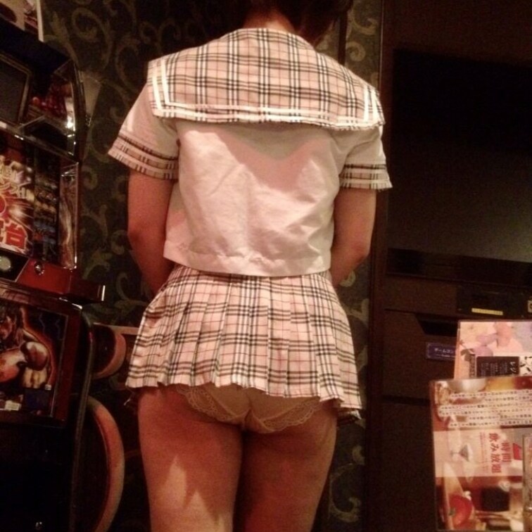 制服と人妻熟女のパンチラ♪♪