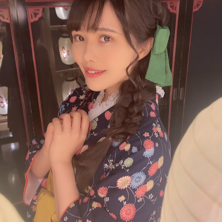 ゆずちゃんに盛れるスポットで撮ってもらった写真🌟
褒めてもらえてうれしい！

緑のリボンがワンポイントです💚