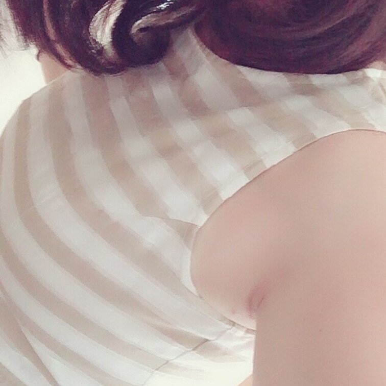 2023 6/5

こんなに暑いと着るもの迷いますね💦
社内は冷房効いて寒い時があるので、今日はワンピースに薄手の