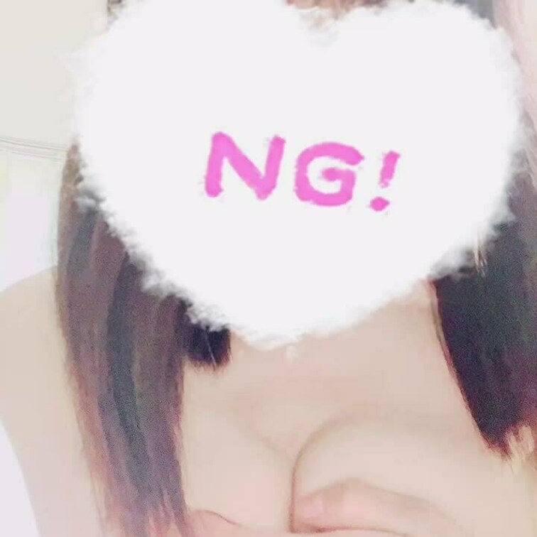 手ブラから ちっぱいの乳首モミモミ