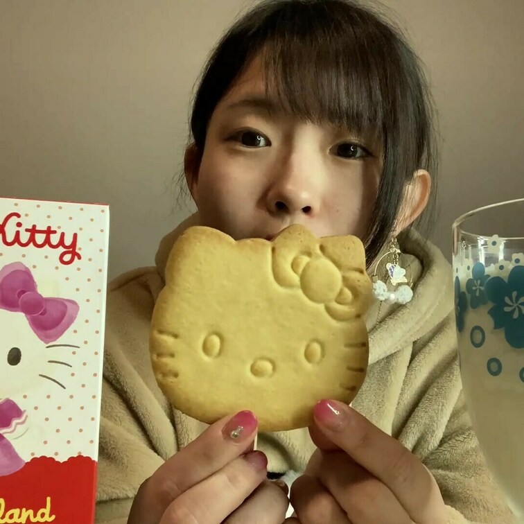可愛いサブレを食べて、牛乳を飲みます。