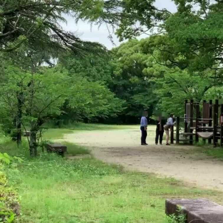 とりあえず対応をノ乃ちゃんに任せて電話しに行って帰ってきた所を遠くから撮影しました。

3人で仲良くしててよかったで