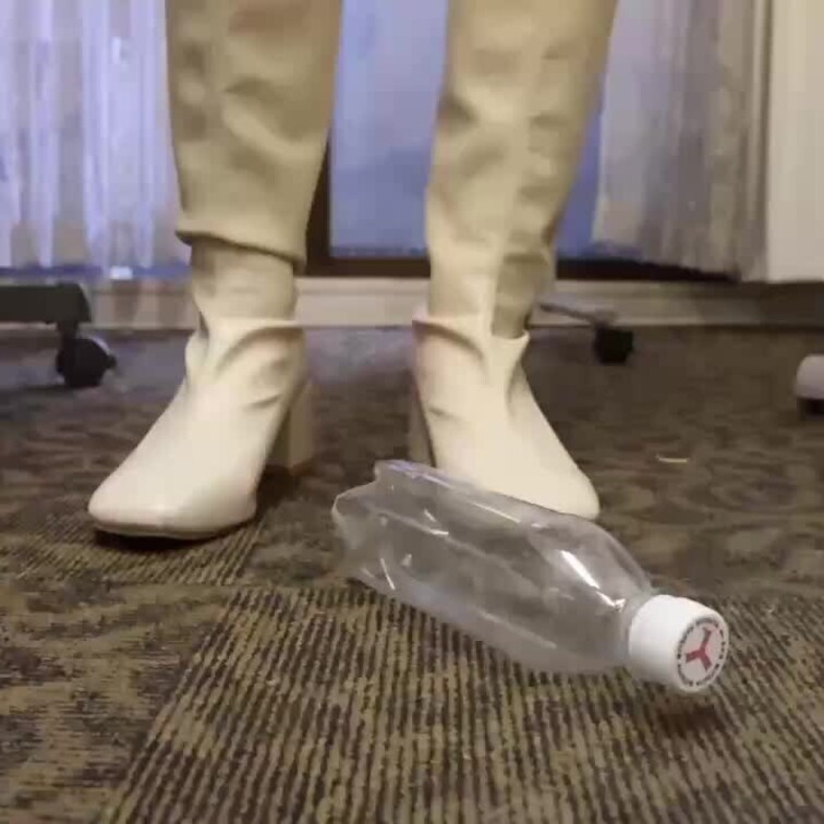 白ブーツでペットボトルを踏む動画です。
