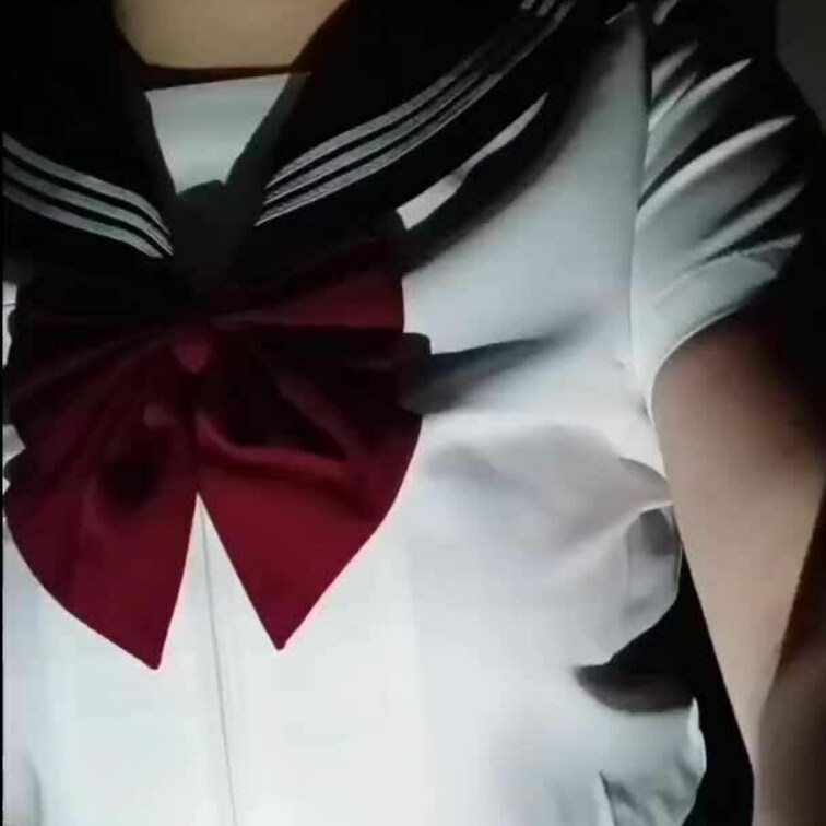 制服コスプレオナニー♡ 
暗闇でカメラ向って焦らし誘惑、トロまんぐっちょりオナニー♡クリと中の2点攻めバイブの玩具を器