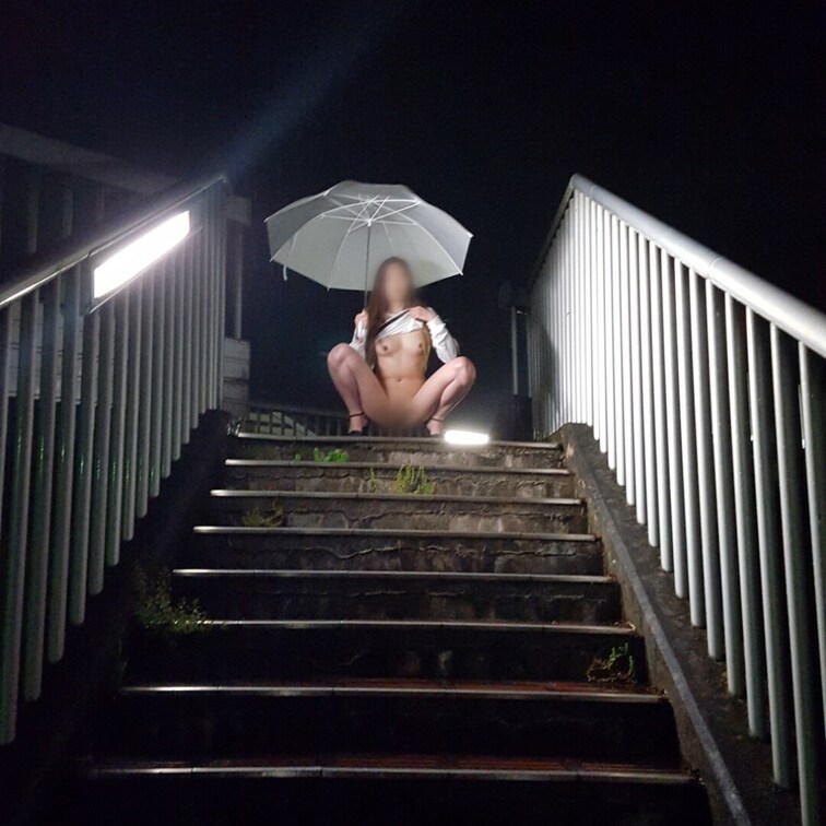 雨のお散歩3
階段上M字開脚🥰