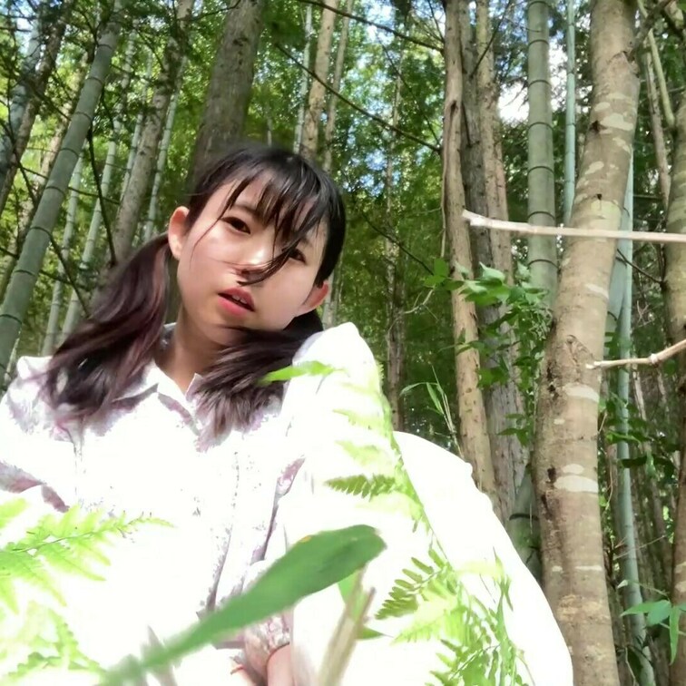 採ってきた筍を、自分で煮物にして、天ぷらとともに食べます。最後はおしっこもあります。

「この動画の収益は全て来年9