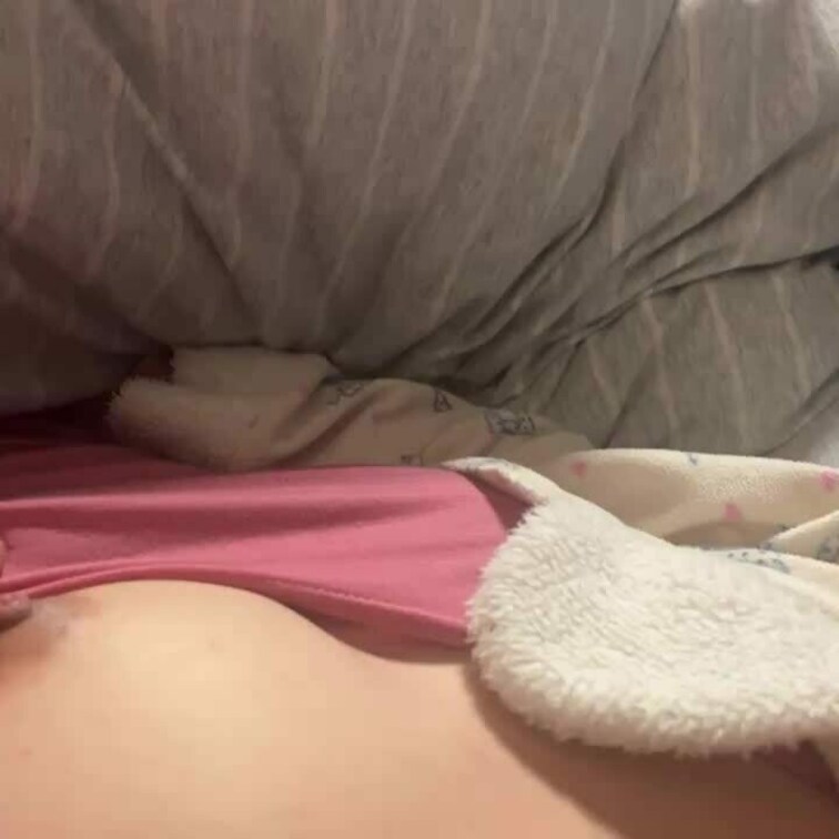 朝隣で寝ている奥さんの乳首を悪戯😍