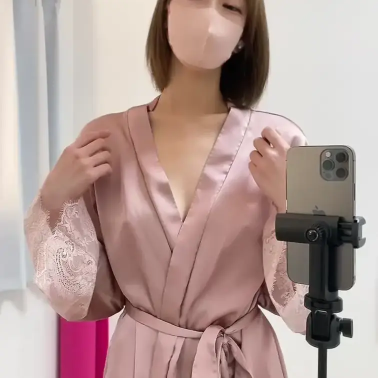 おやすみなさい😪（ムギュッだけのはずが片方出ちゃった💦）
