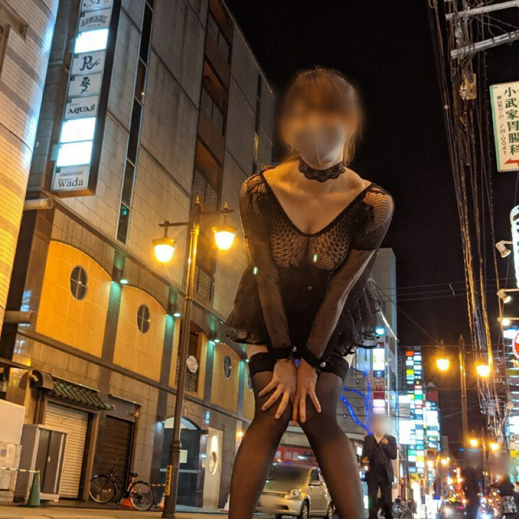 予告通り、繁華街で露出撮影してきました📸
低速の車からジロジロ見られたり集団のお○○○さんにもすっごく見られてる気がし