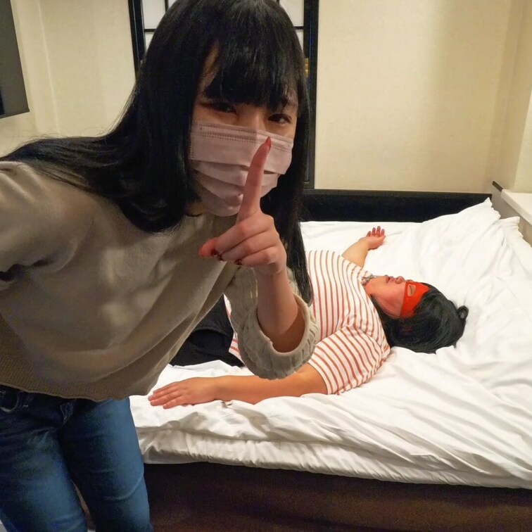 寝てる○○○の顔に跨いでおならする○○○