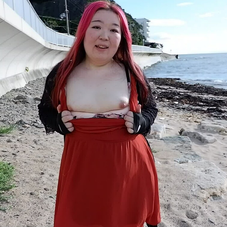 りほさんが一瞬ですが、屋外でオッパイを出してる動画です。