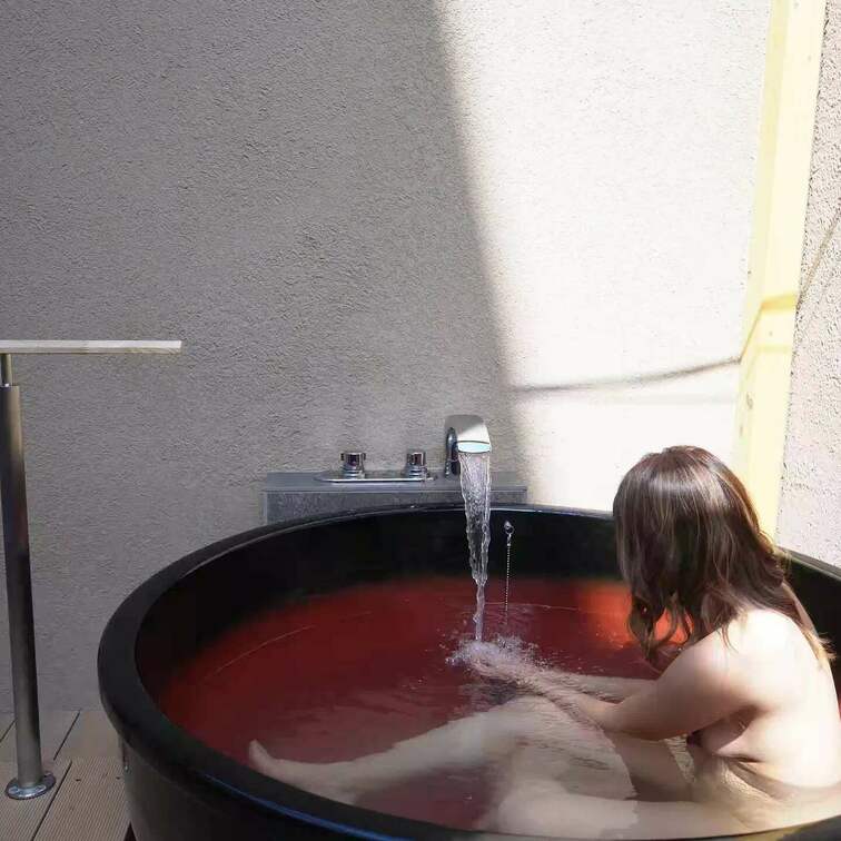 露天風呂でいちゃいちゃからそのままセックス😘💕
いっぱいイっちゃってガクガクだったよ🤣✌️