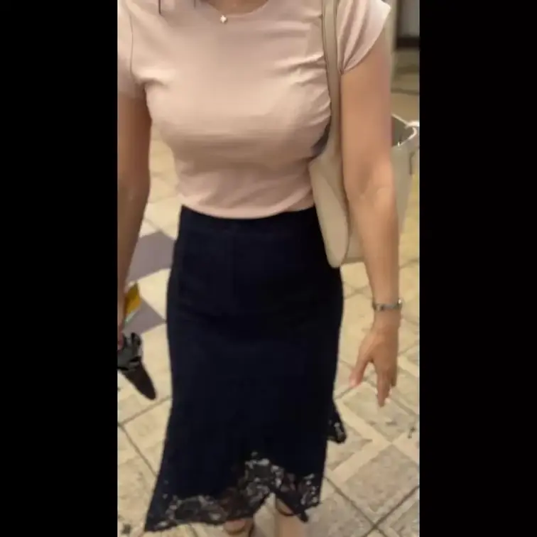 次回予告。
カップル垢の奥さんと旦那に内緒でデート