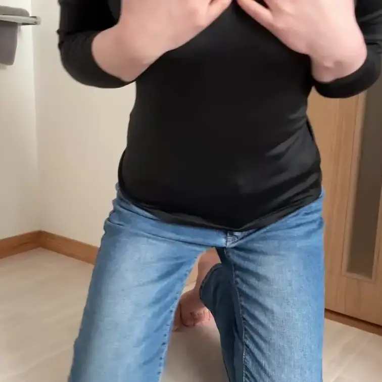 脱衣所で服を脱ぐ前に、
ちょっと気持ちいいことしちゃった😍❤️
お尻の方から電マを当てたの初めて🥹🥹🥹