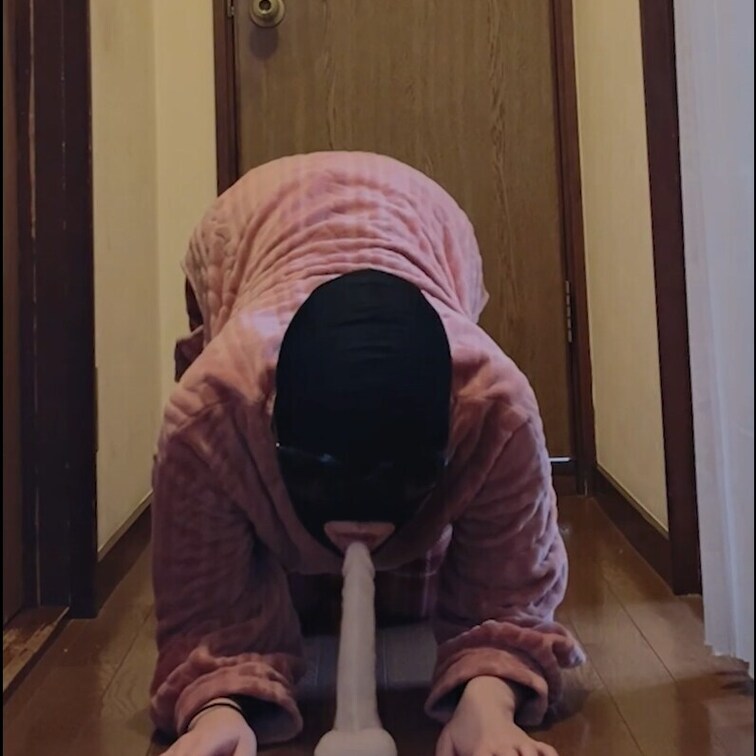 実家の廊下で四つん這いになってディルドフェラ