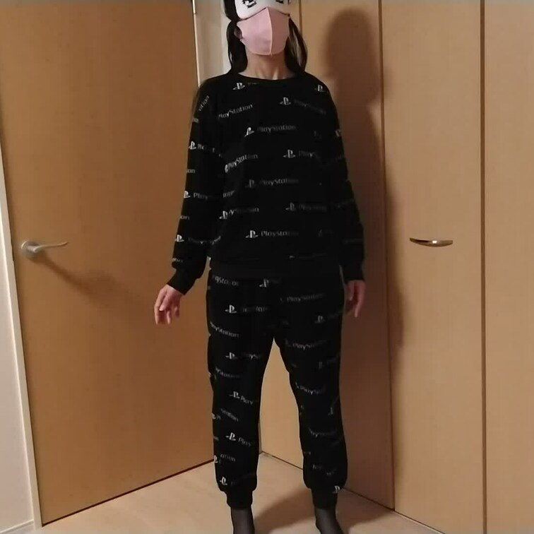 すこしづつ部屋着を脱いでいった姿😊　その下の上は裸だけど下はちょっとエッチな下着を装着してみました😍
