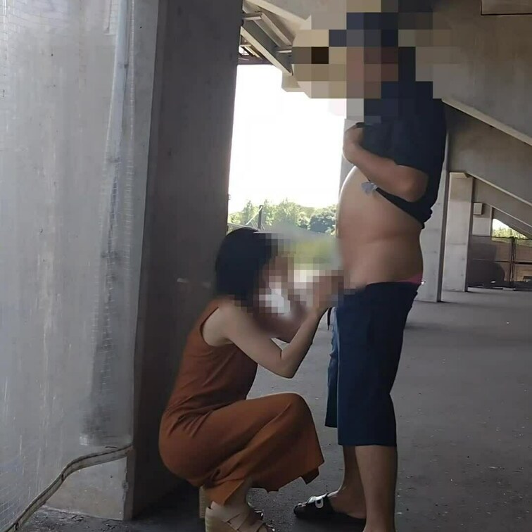 スタジアムの裏手でワンピースを捲って乳首責めされたりクリ責めされて痙攣して絶頂していたようです。
その後、他人棒を丁寧