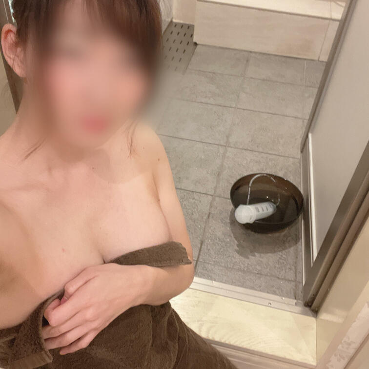 ラブホなう、浣腸なうです…苦しくて早く出してしまいたいけど我慢しろと言われて5分待ってる間に投稿します(>_<)本格的に