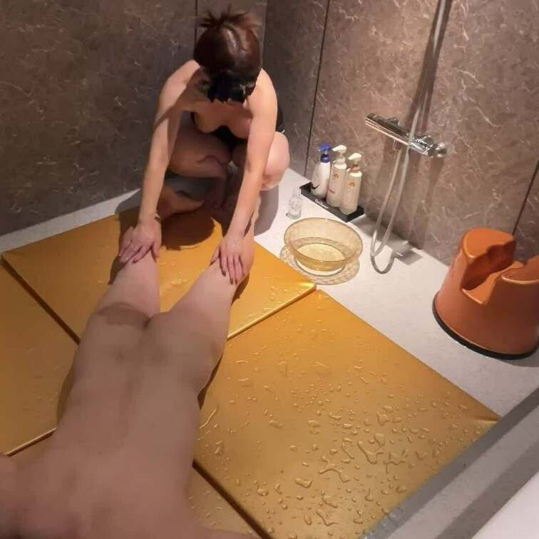 あの不倫カップルの中出しローションマットプレイ❣️
ヌルヌルマッサージで気持ち良くて中に出しちゃった🤭
