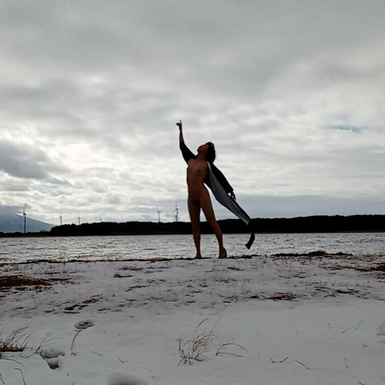 雪上撮影📷
その様子を動画でお届けします。

着物を羽織っていますが
寒いよ～

見るとわかるように風が吹い