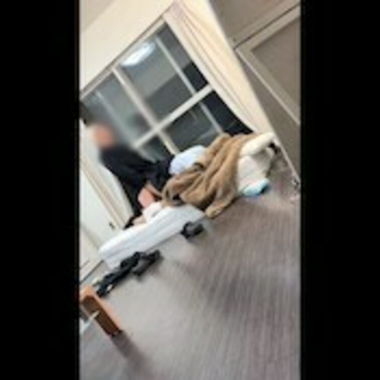 フル映像アップします！


内容
ベッドの上で友達の○○○と語ってたんですが、さりげなくスカートを上げパンツを見