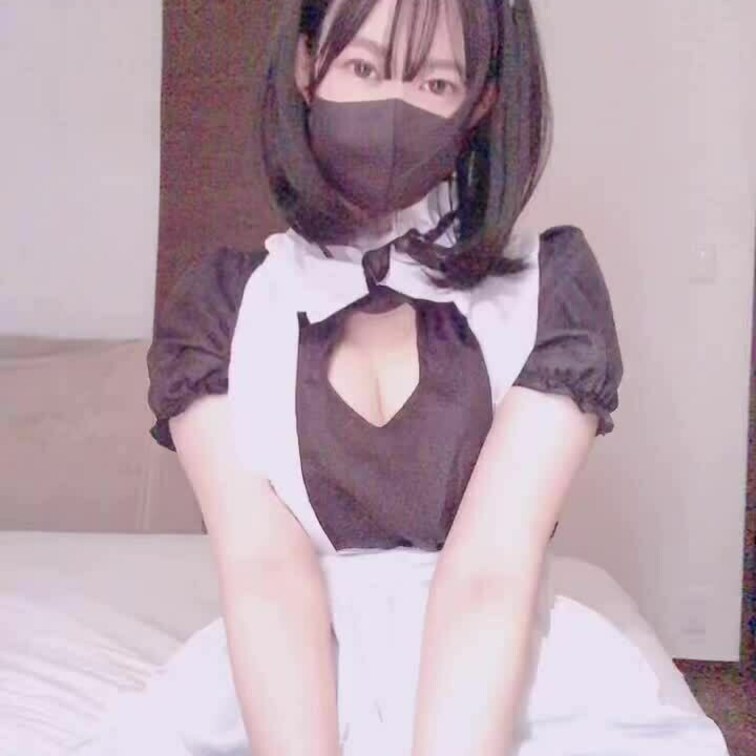 メイド服で……