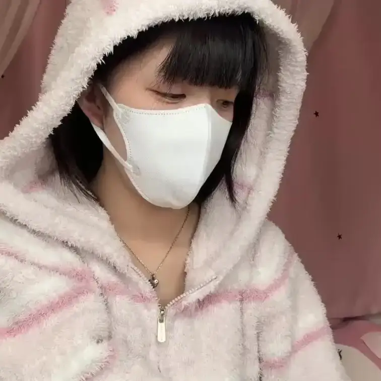 【みれい 20 歳】

みれいさんのライブ配信動画です
生ライブ配信だと、1 回の有料配信を視聴すると、おおよそ平