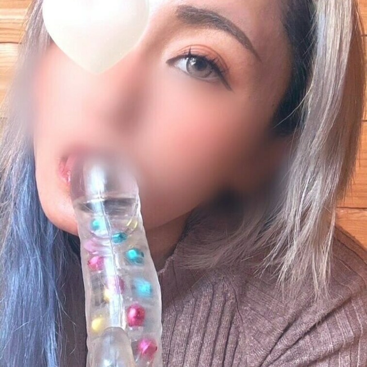こんばんは、あすかだよ♡
太いおちんちんのおもちゃを親衛隊の人にプレゼントして貰ったから早速おなにーしちゃったよ\