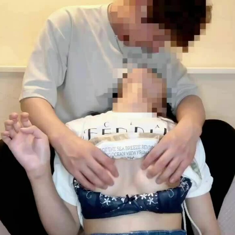 乳首を触らないでいると……

👩🏻「触ってください…お願いします////」
🐧「どこさわってほしいの？」
👩🏻「