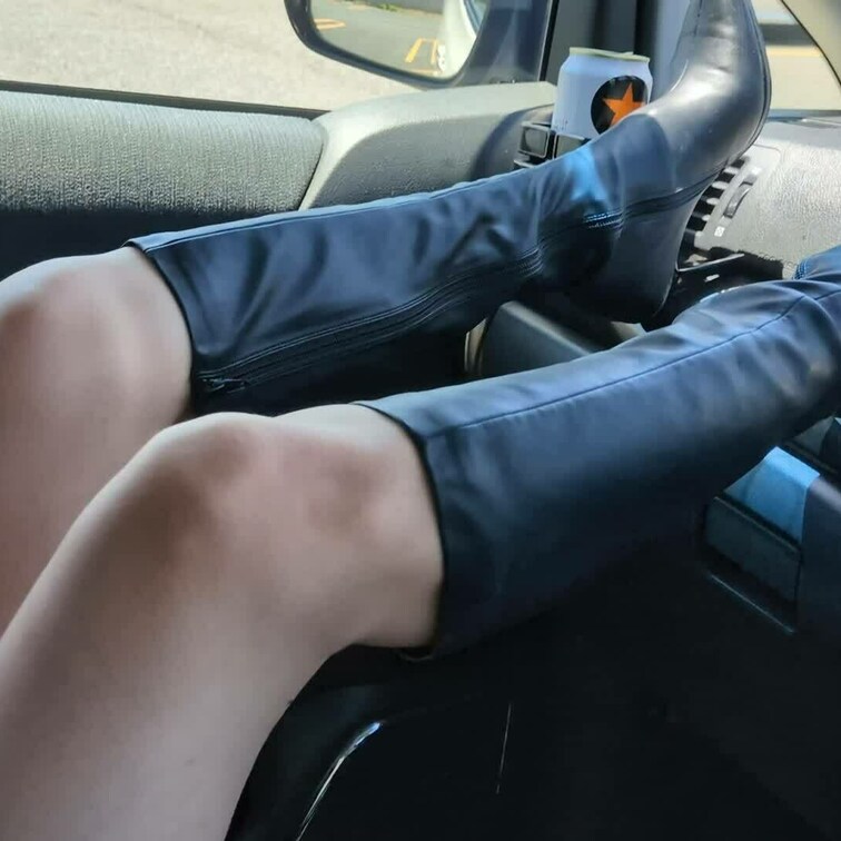 助手席でブーツを投げ出した格好でオナニー👢