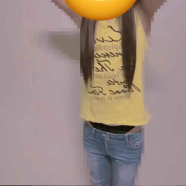 ちょっと露出欲の高い黄色い服を着てる子